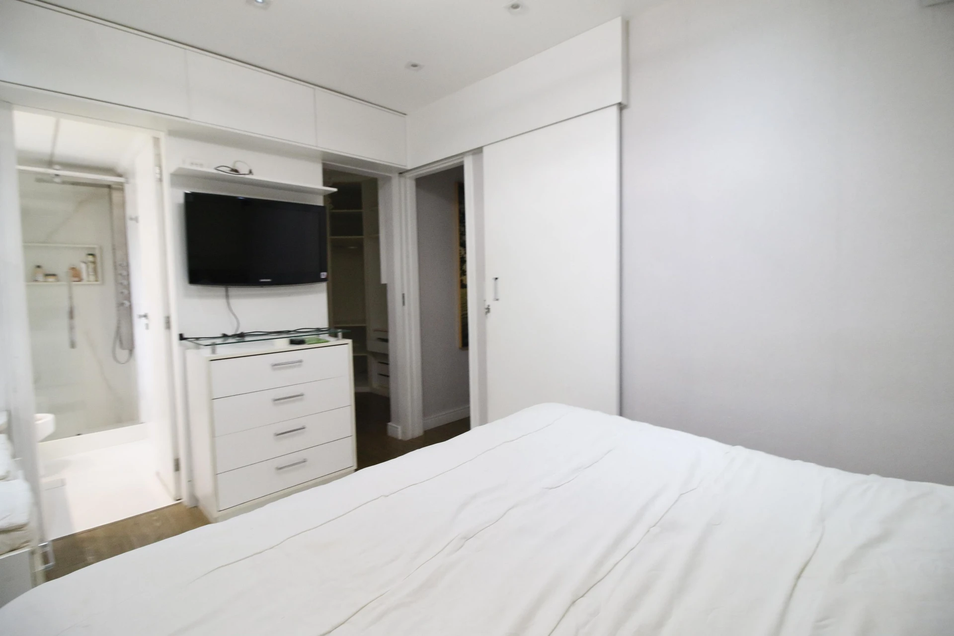 Walk-in closet in a 2-bedroom apartment, 90 m² — photo 11