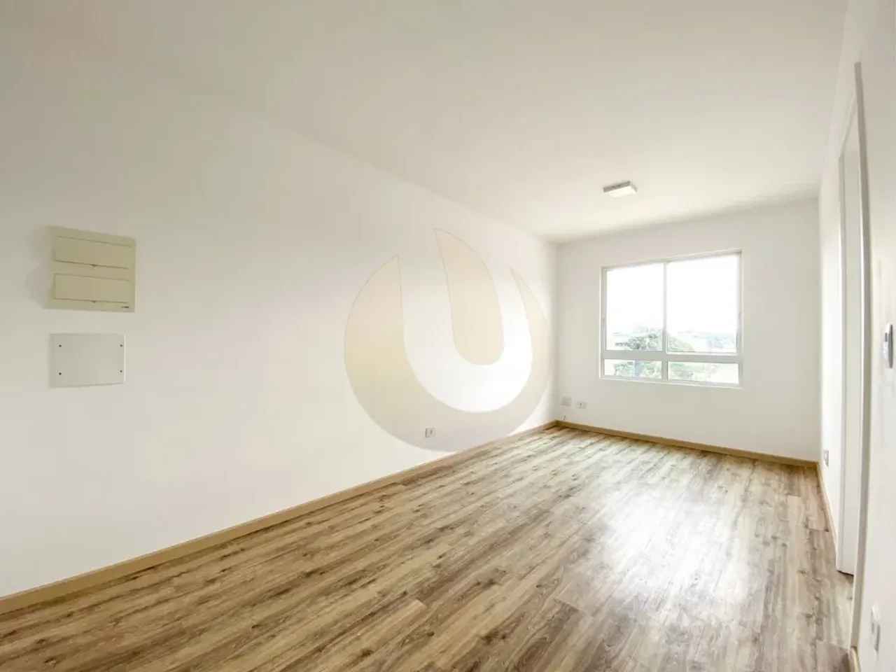 Unfurnished 1-bedroom apartment with open-plan kitchen — photo 3