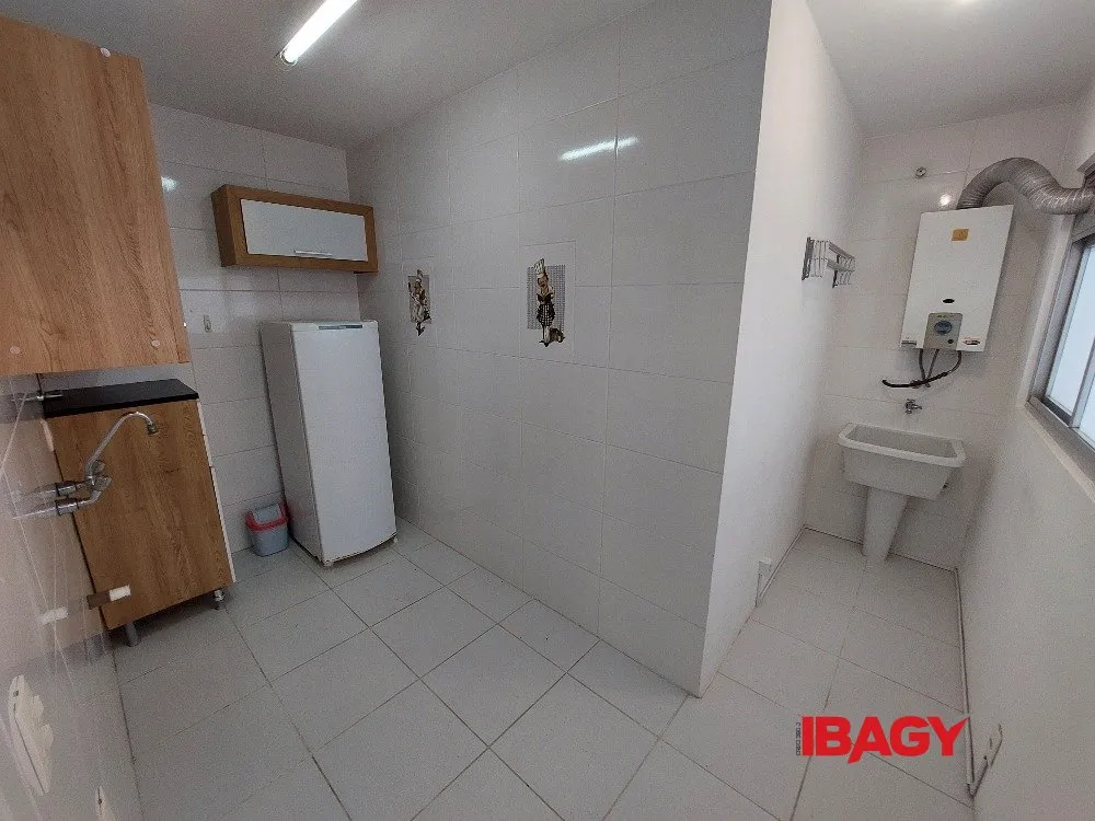 Apartamento de 1 dormitorio con cocina cerrada y plaza — photo 2