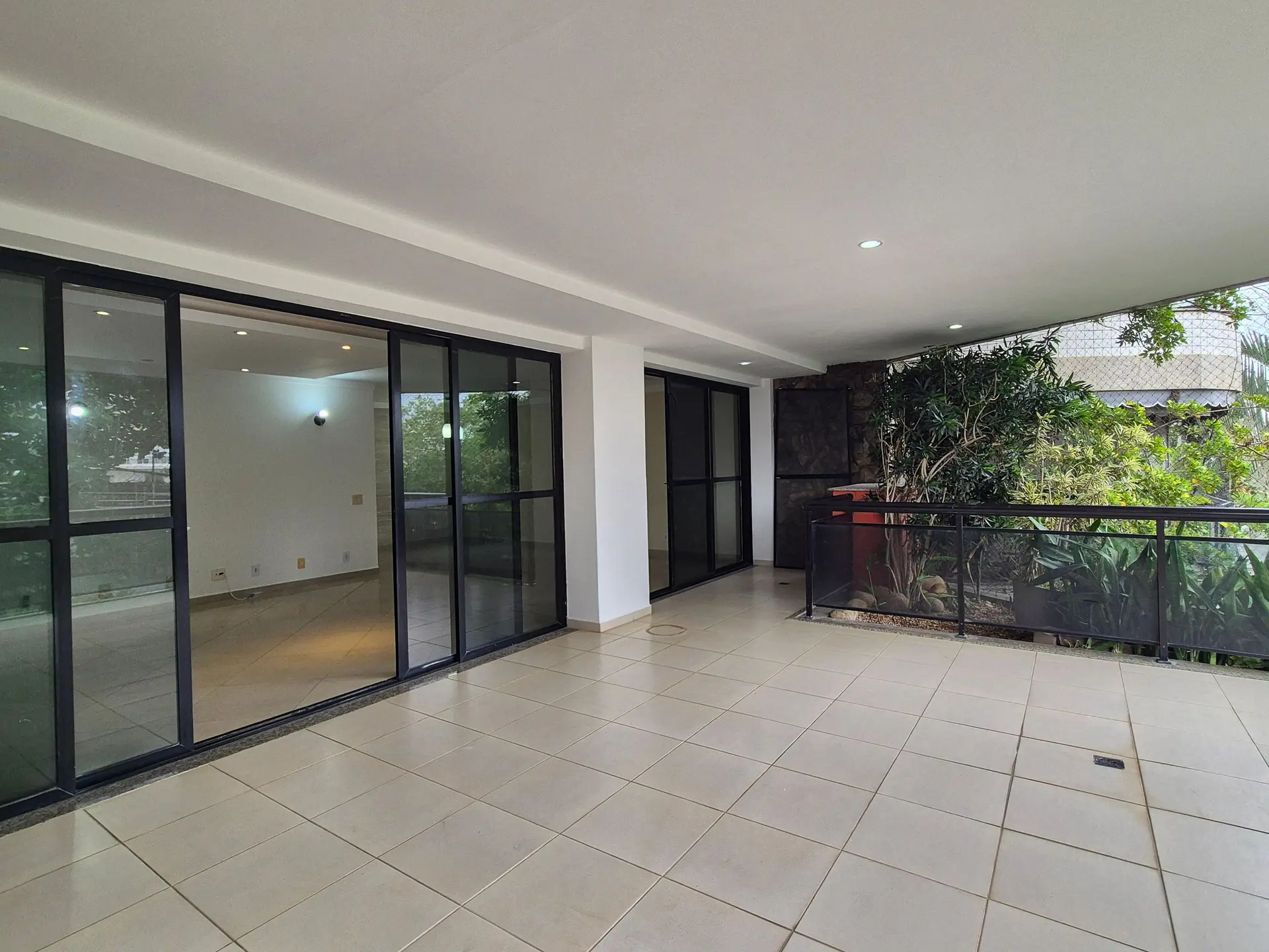 4-bedroom apartment with 3 bathrooms and a balcony — photo 20