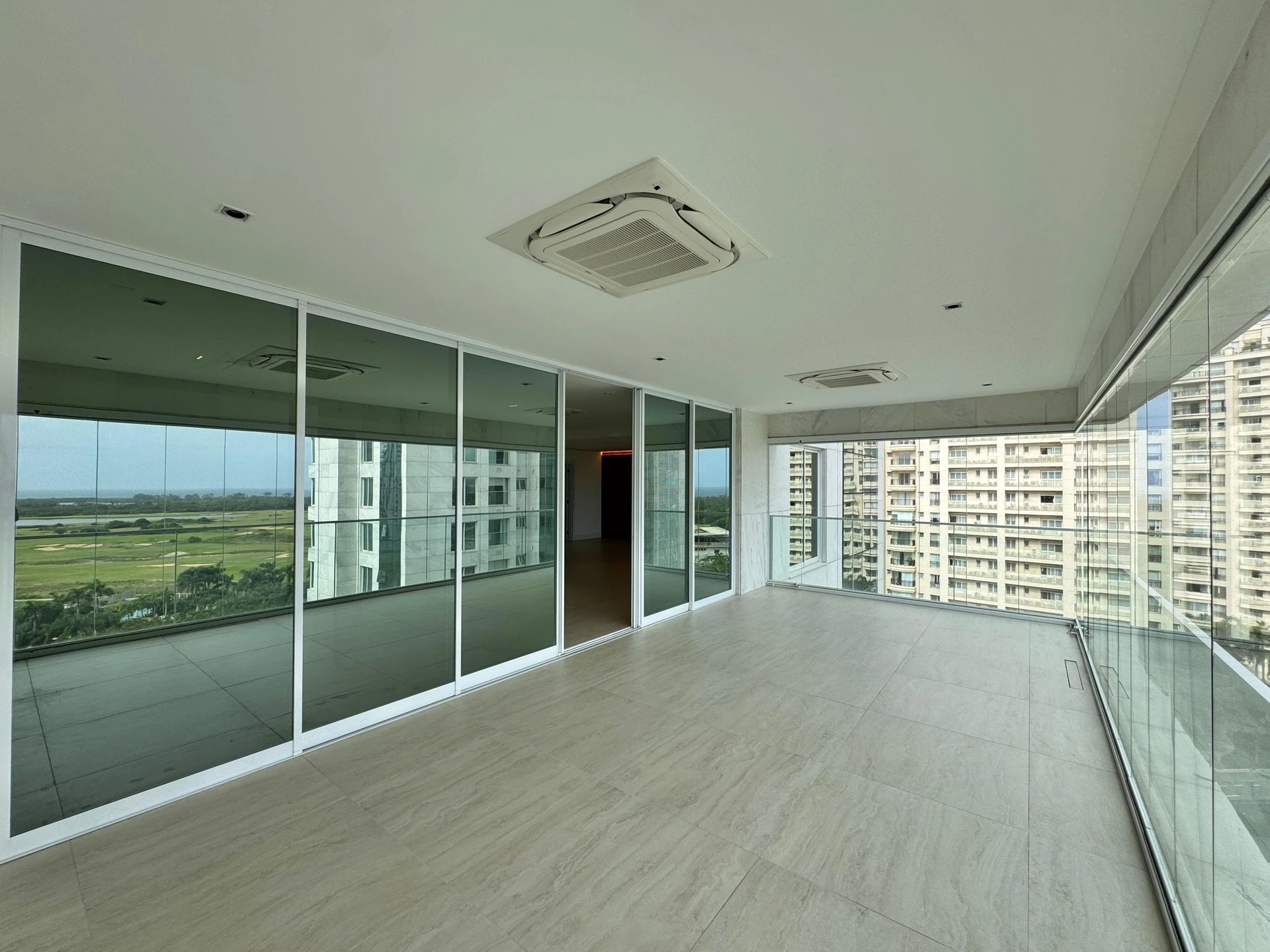 Apartamento mobiliado com 3 suítes e 4 vagas — photo 3