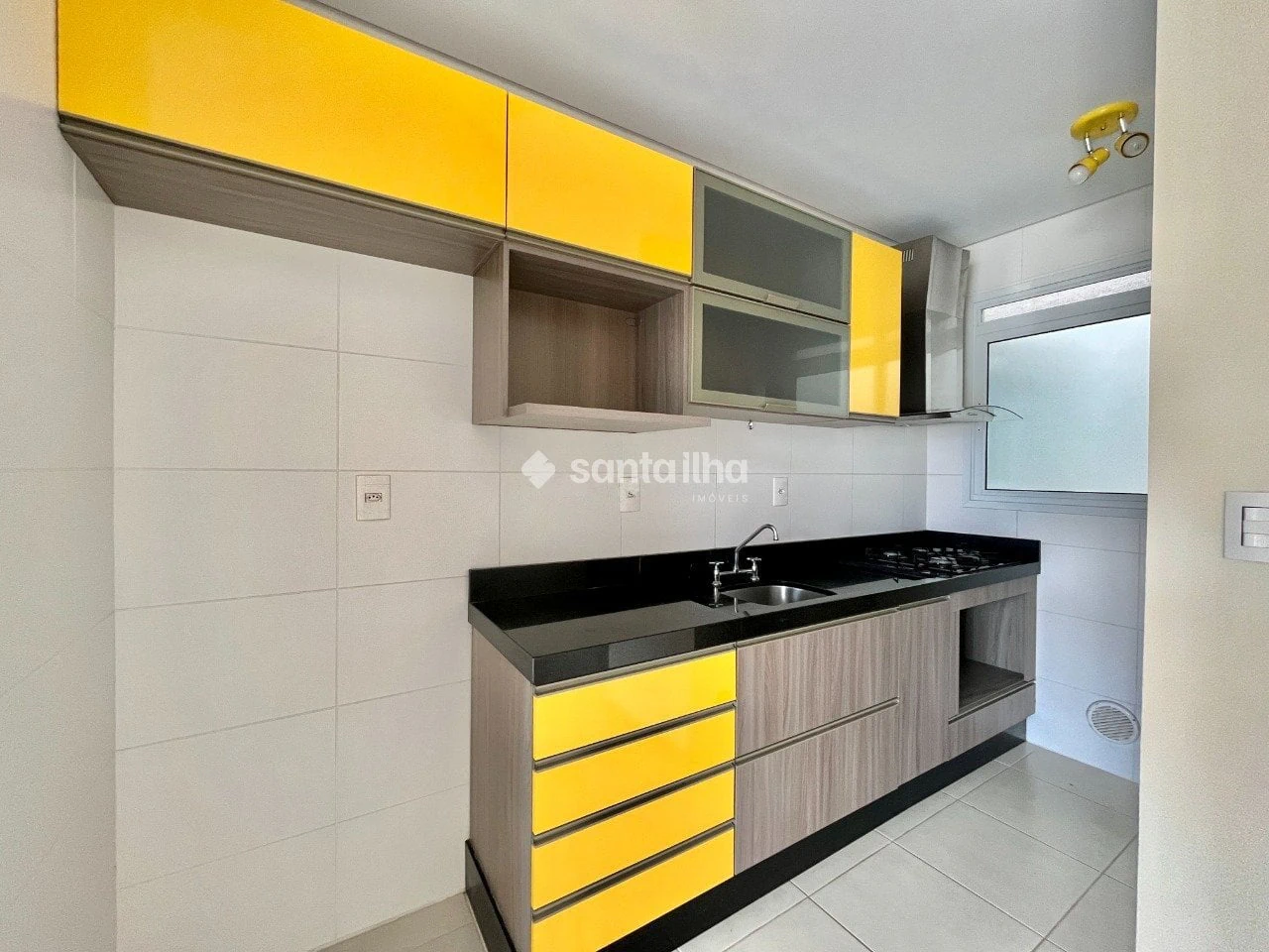 Balcony with a grill in a 2-bedroom apartment, 73 m² — photo 10