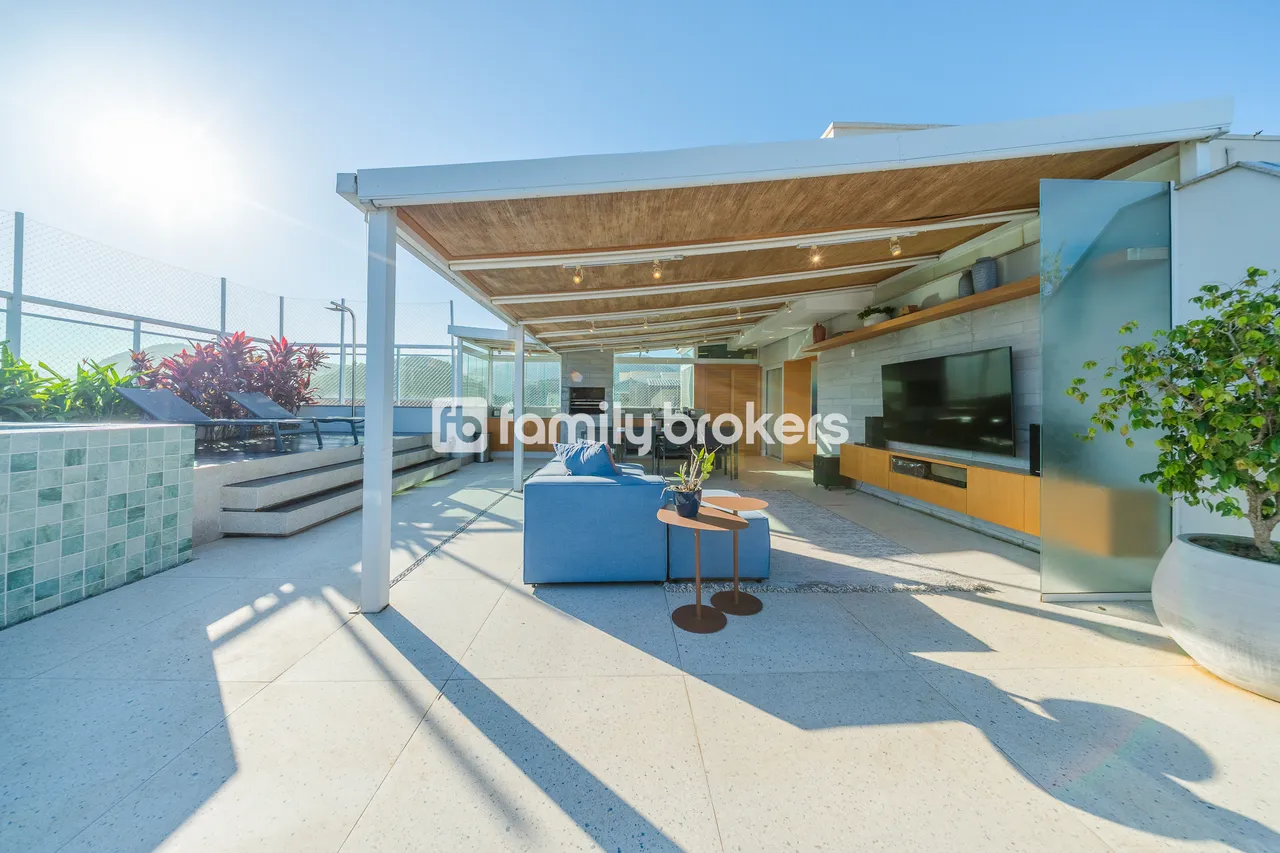 Furnished apartment with 4 bedrooms and 3 baths, 221 m²