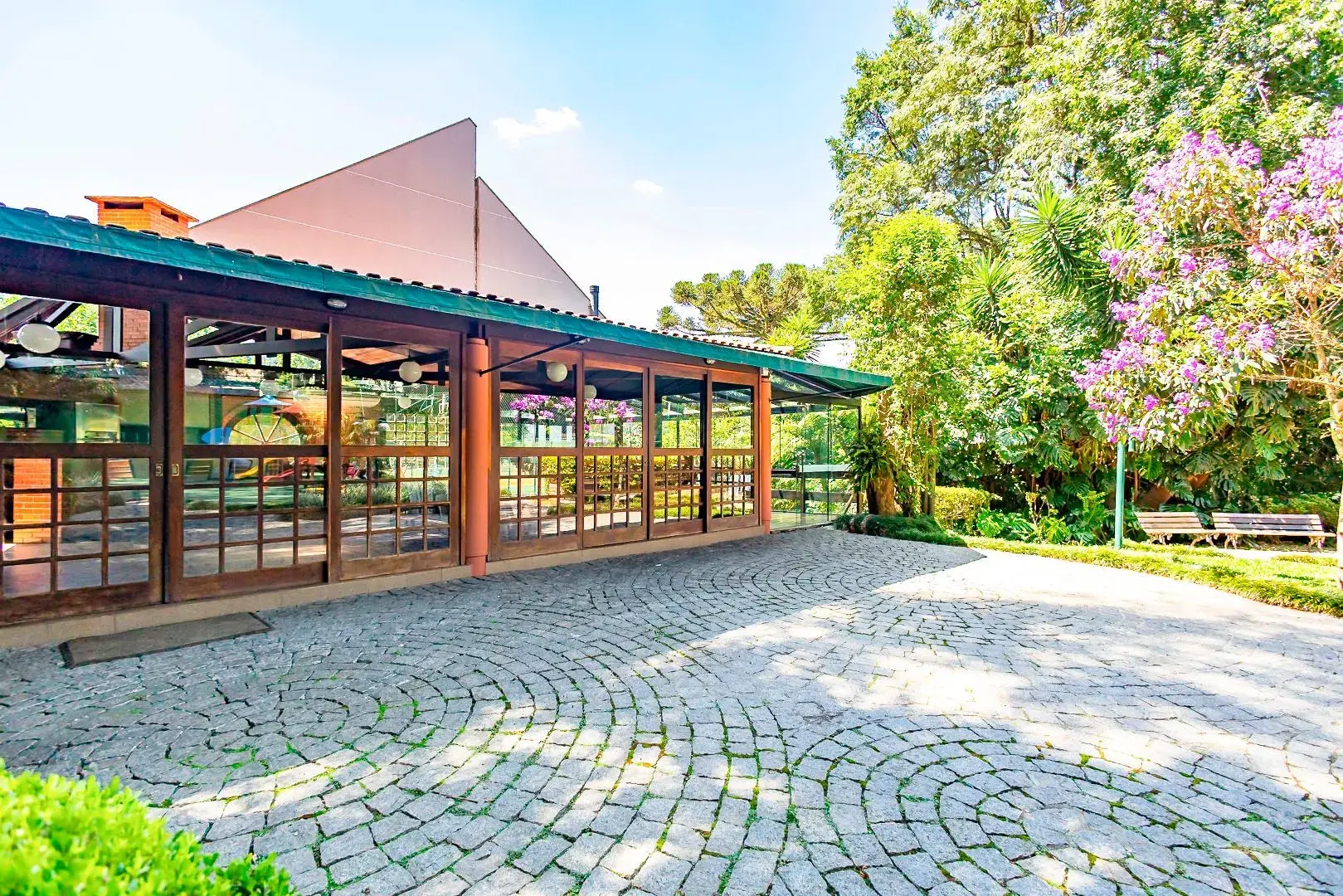 Rental house with 4 bedrooms and 5 bathrooms across 550 m² — photo 55