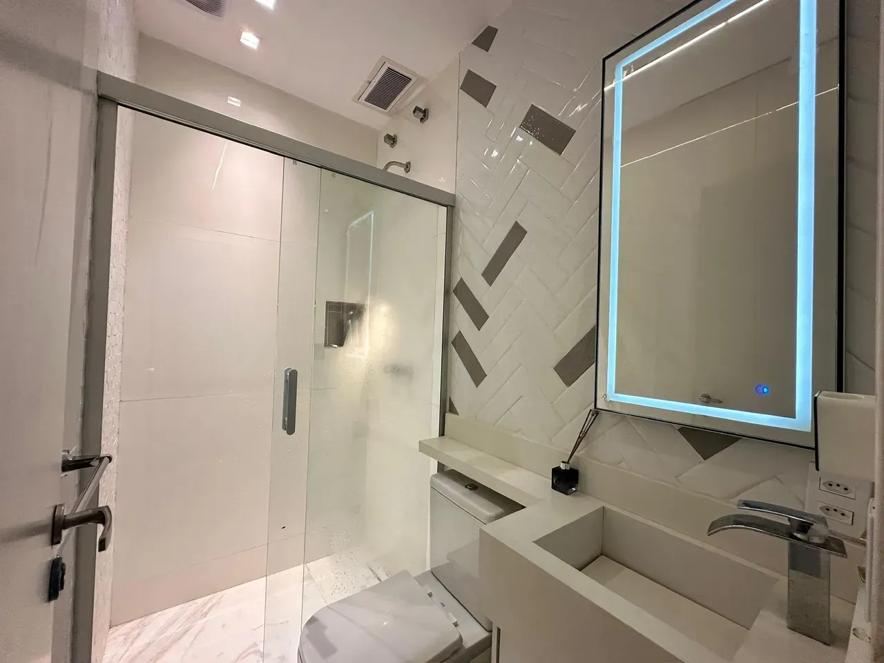 Furnished 250 m² apartment with 4 bedrooms and 5 bathrooms — photo 14