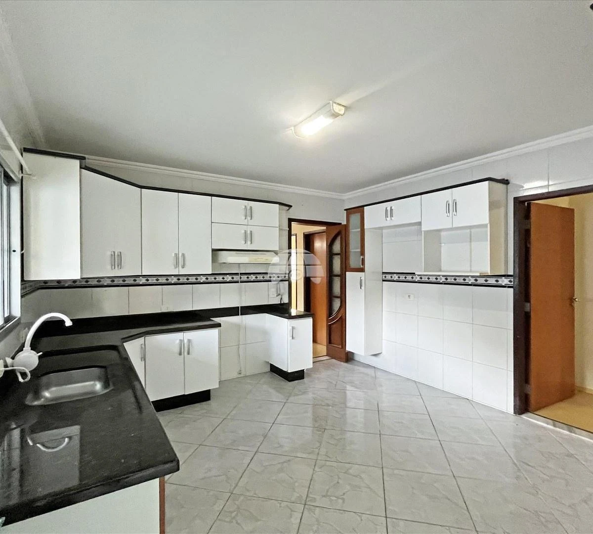 Wood or laminate floors in a 3-bedroom house, 126 m² — photo 6