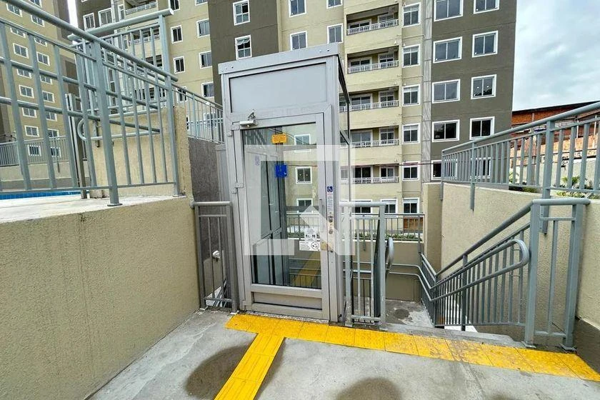 2-bedroom apartment in a building with a pool — photo 31