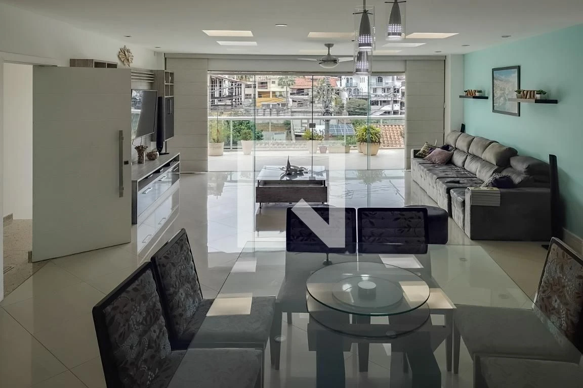460 m² house with a water view and a private pool — photo 29