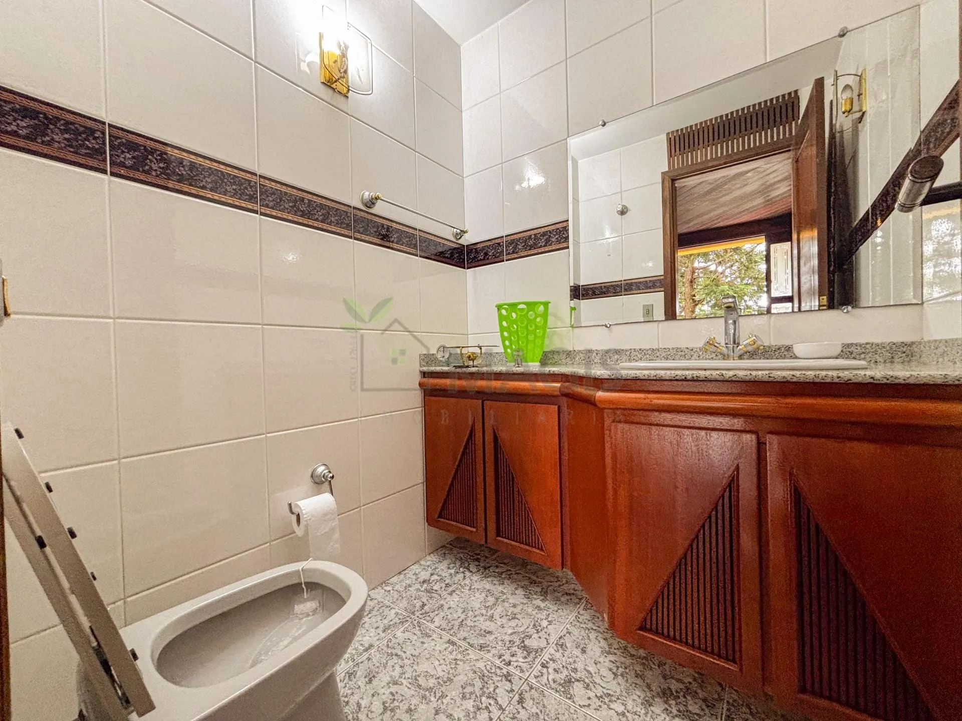 House with 5 bedrooms and 13 parking spaces across 2 floors — photo 40