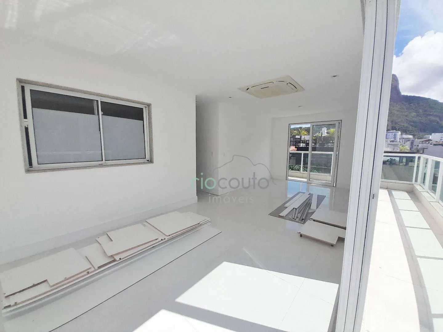 Apartment with 4 bedrooms and a balcony — photo 48