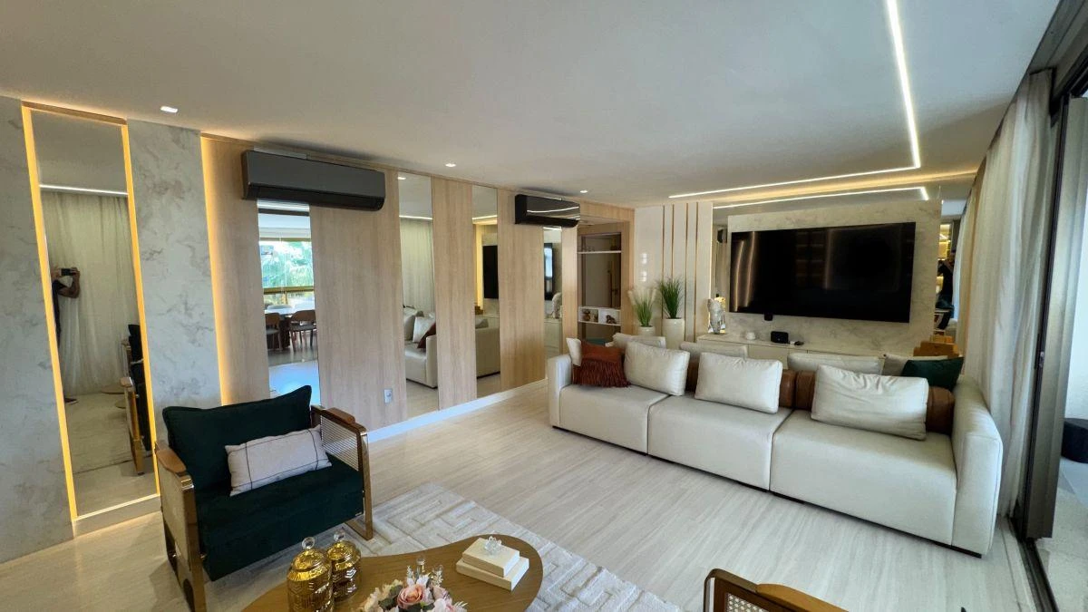 Walk-in closet in a 4-bedroom apartment, 217 m²
