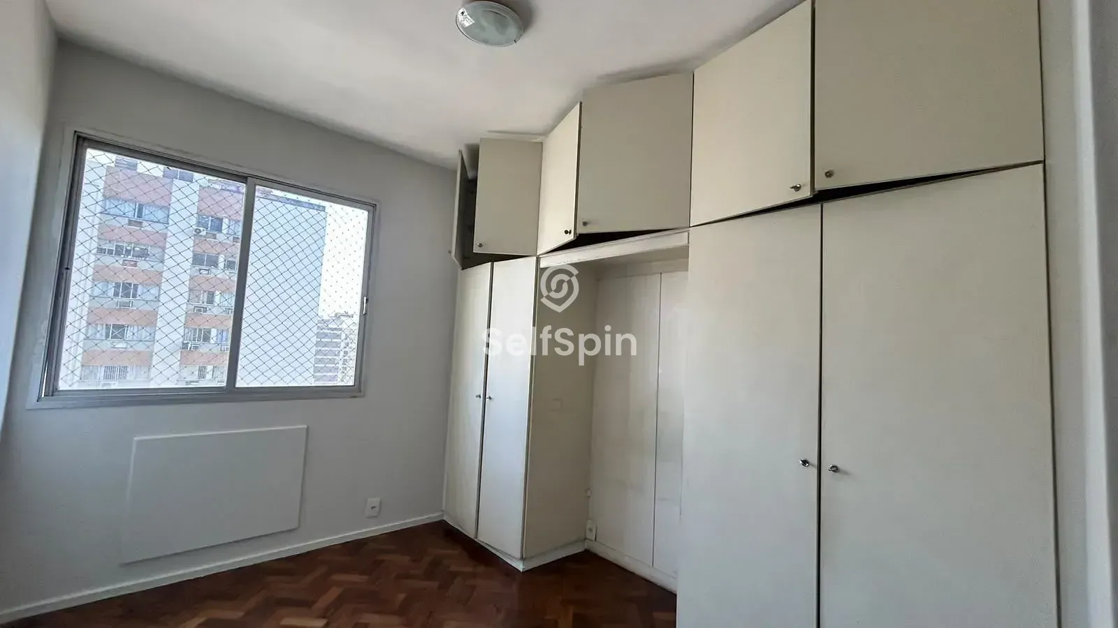 Wood or laminate floors in a 4-bedroom apartment, 114 m² — photo 15