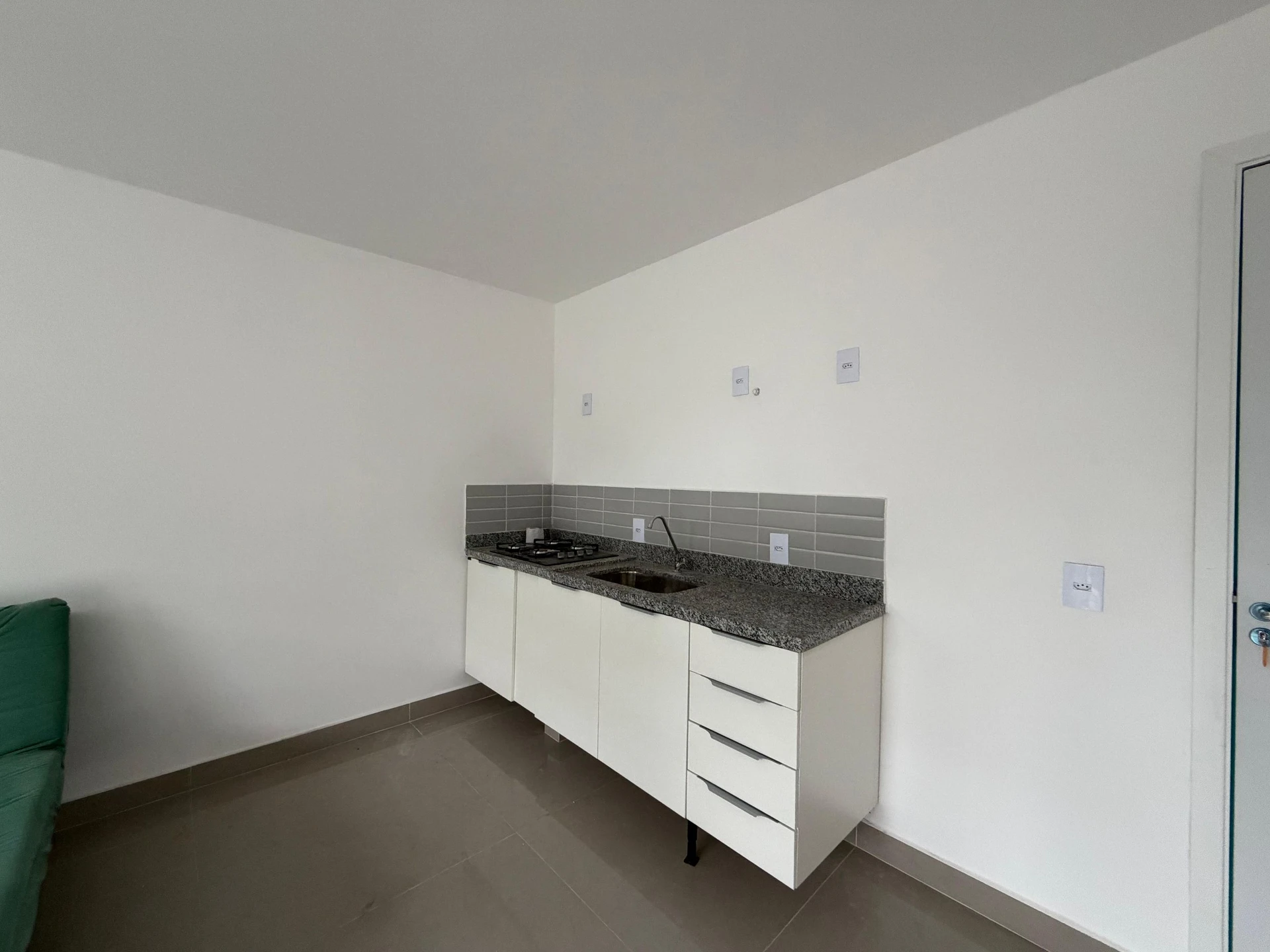 Apartamento amueblado de 1 dormitorio y cocina integrada — photo 32