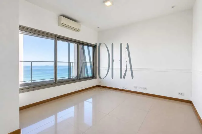 Duplex top-floor apartment with enclosed balcony — photo 3
