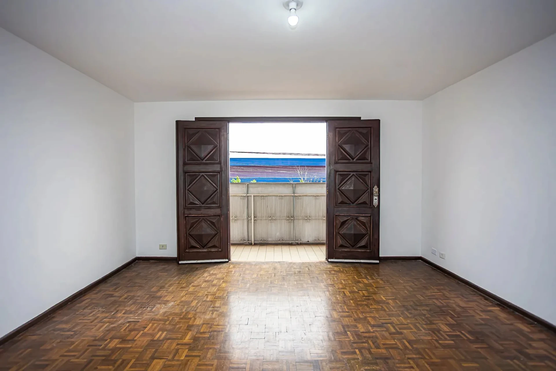Apartamento com piso de madeira ou laminado, Cabral — photo 19