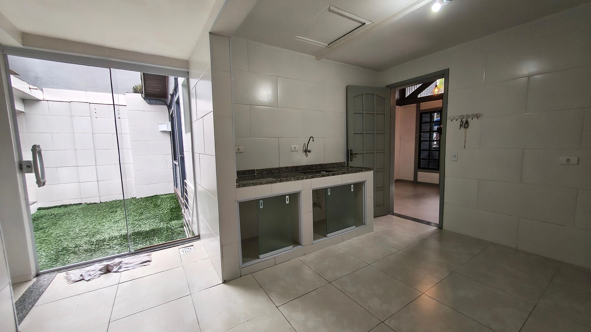 140 m² house with a grill on the balcony and a garden — photo 38
