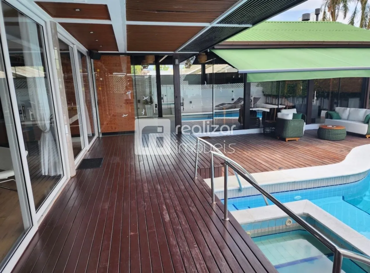 Casa mobiliada com 5 suítes e churrasqueira na varanda