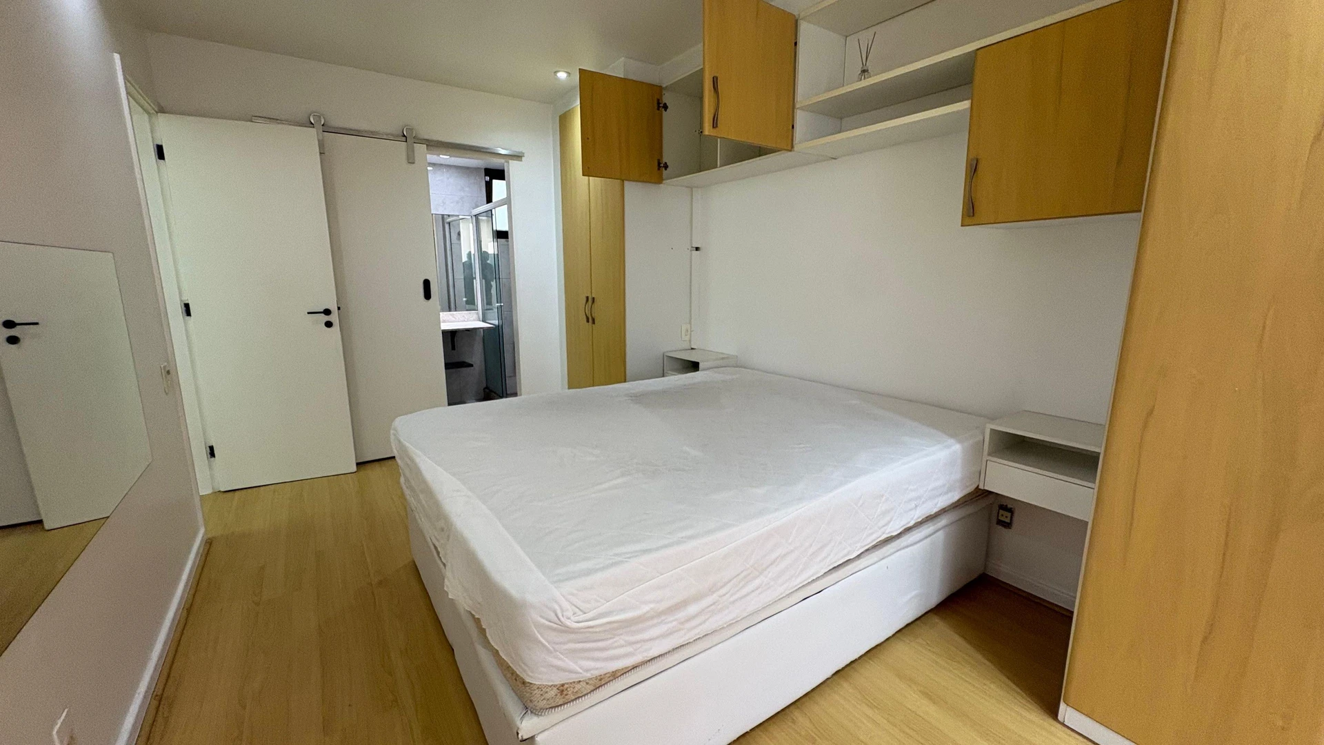 Glass-enclosed balcony in a 3-bedroom apartment, 120 m² — photo 36
