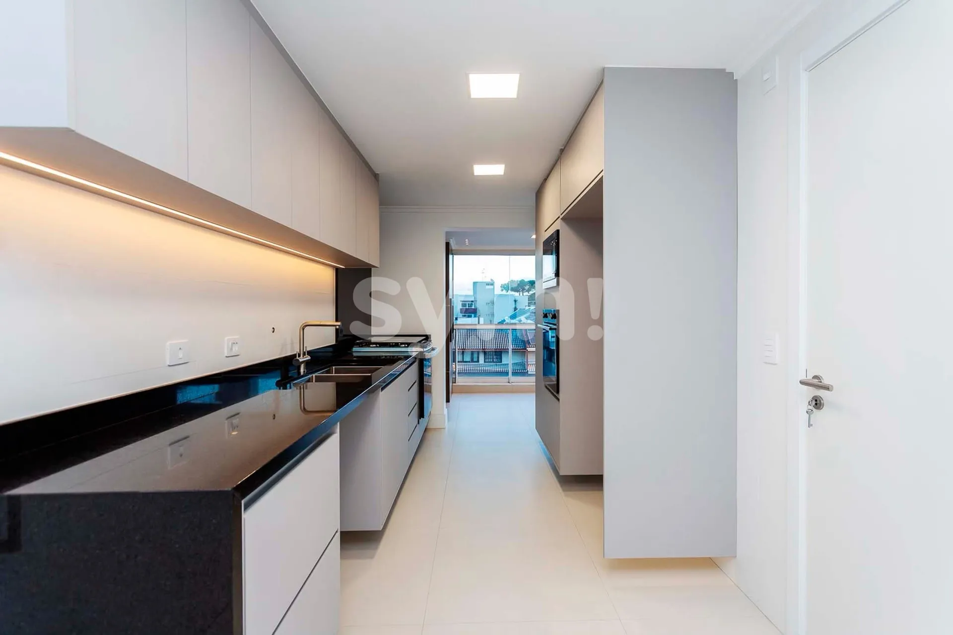 256 m² apartment with 3 en-suite bedrooms and enclosed balcony — photo 12
