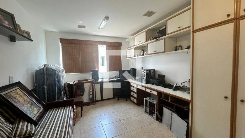 Walk-in closet in a 5-bedroom house, 250 m² — photo 29