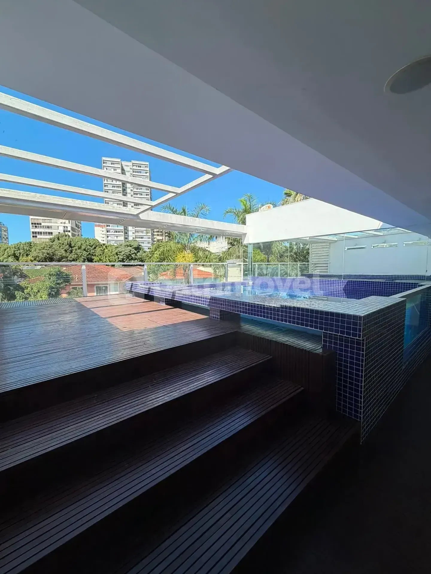 4-bedroom house with floor-to-ceiling windows — photo 64