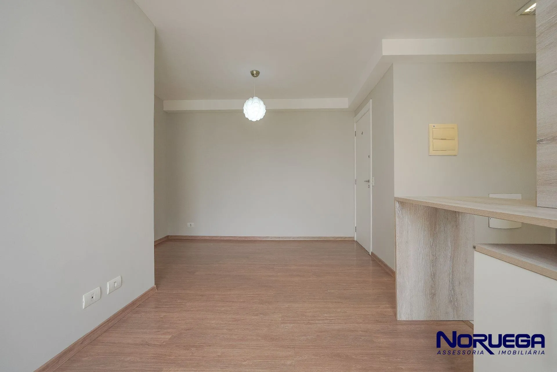 Wood or laminate floors in a 2-bedroom apartment, 88 m² — photo 9