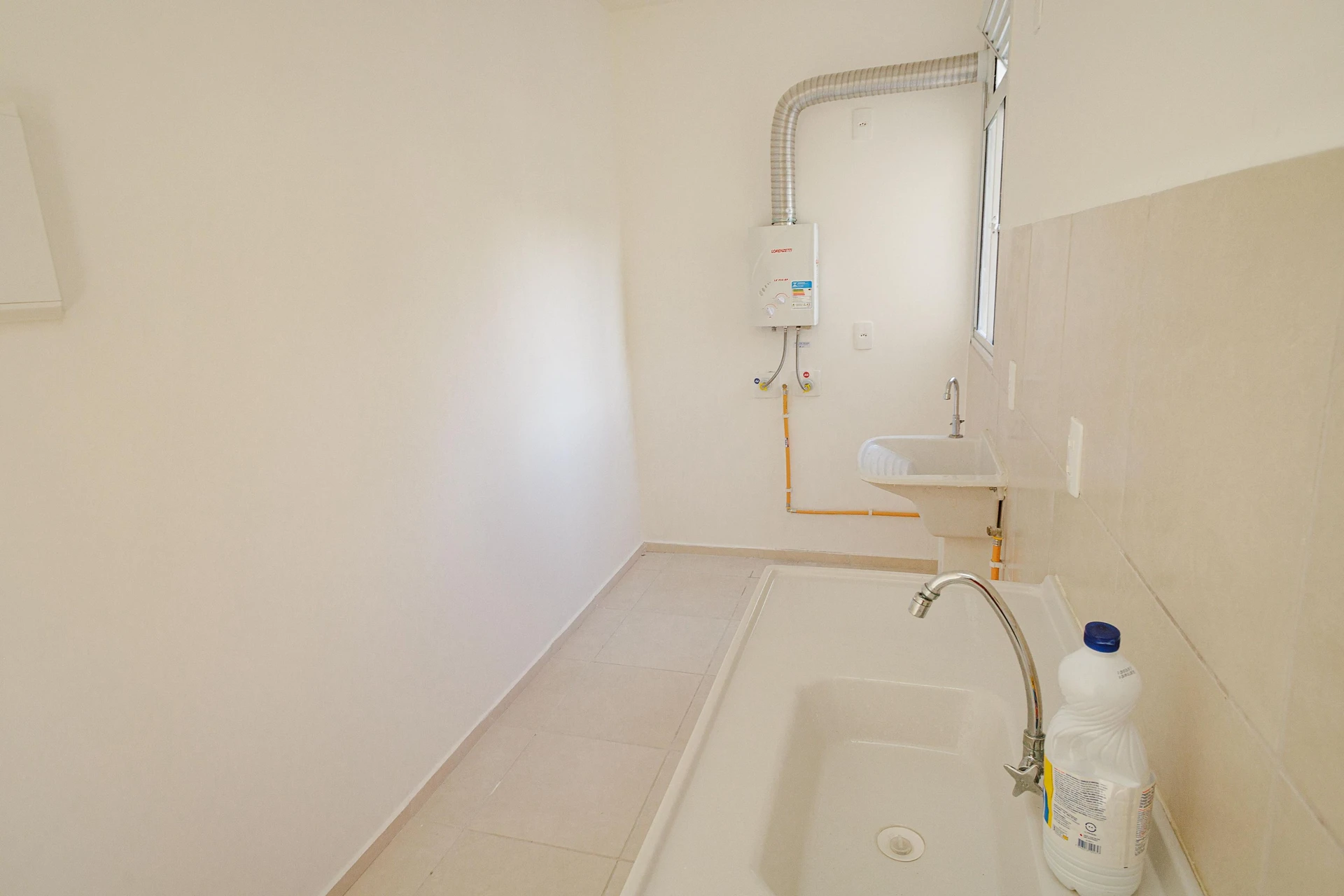 Apartment for rent with 2 bedrooms and a condo pool — photo 4