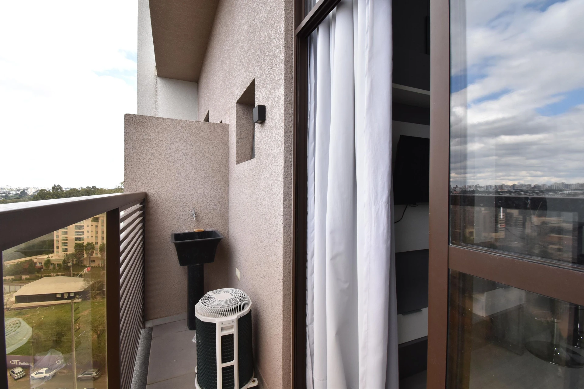 One-bedroom apartment in a building with a gym — photo 22