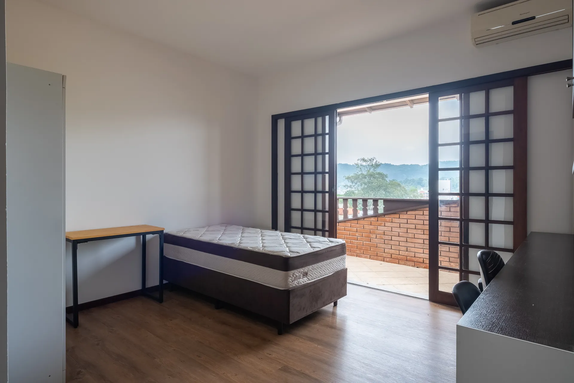 18 m² studio with a mountain view and a home office — photo 23