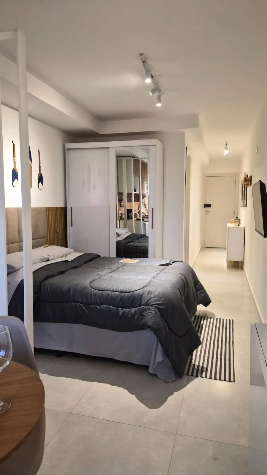 Studio mobiliado com 1 quarto e mini cozinha elétrica