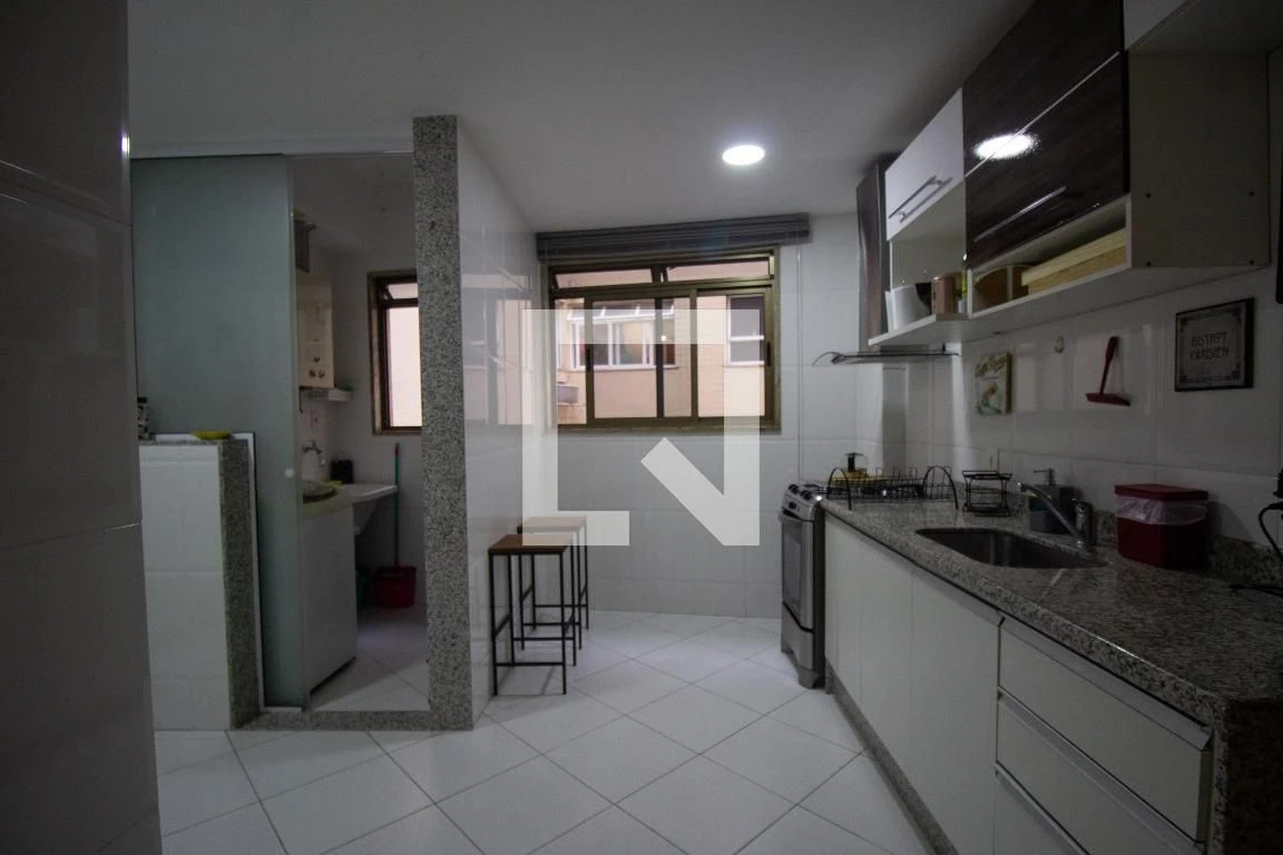 Furnished apartment with 2 en-suite bedrooms and desk — photo 7