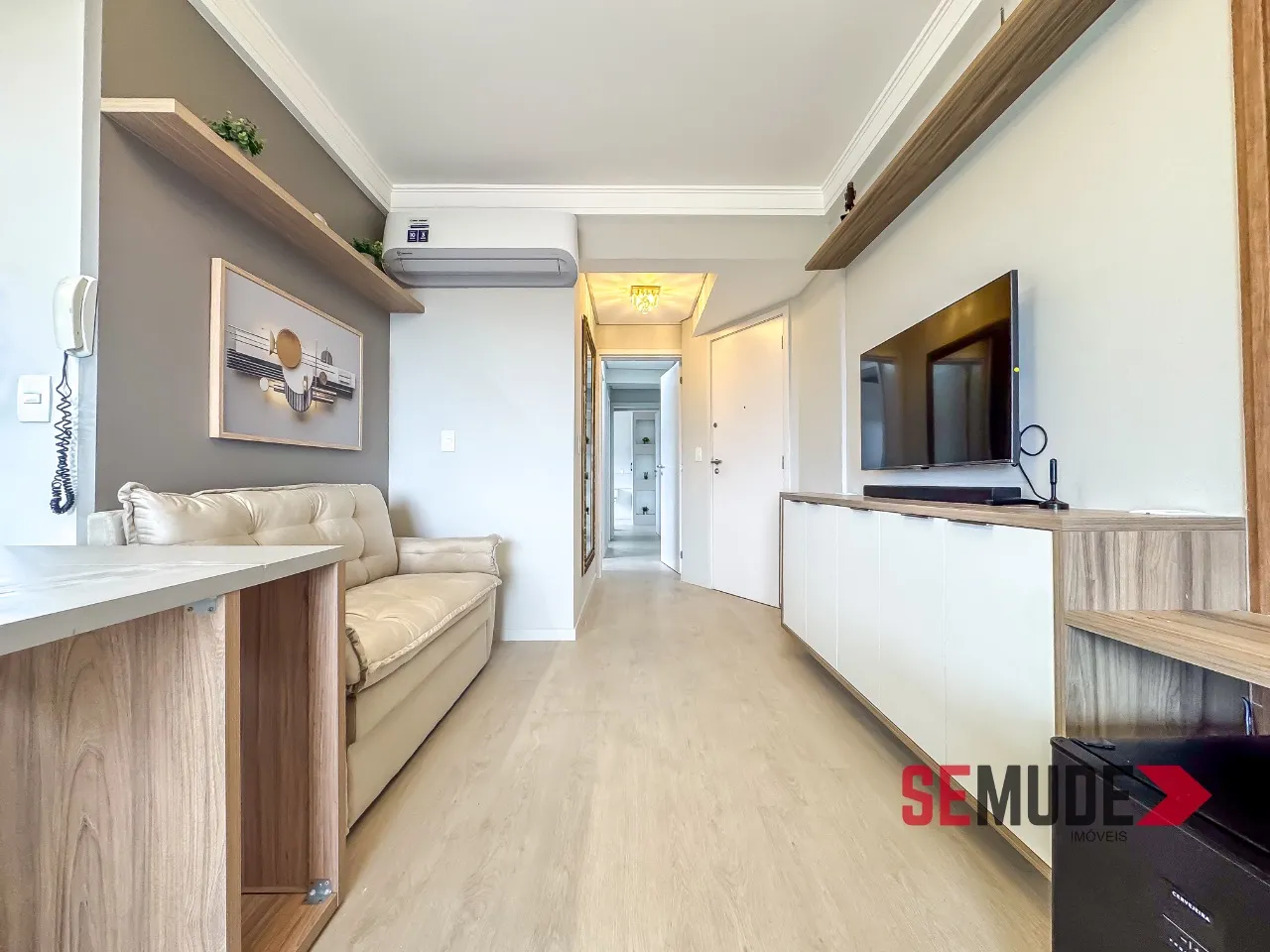 Balcony with a grill in a 2-bedroom apartment, 66 m² — photo 7