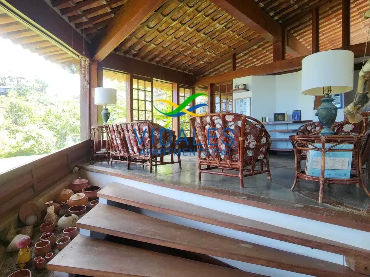 House with 4 bedrooms and 5 bathrooms plus outdoor areas — photo 12