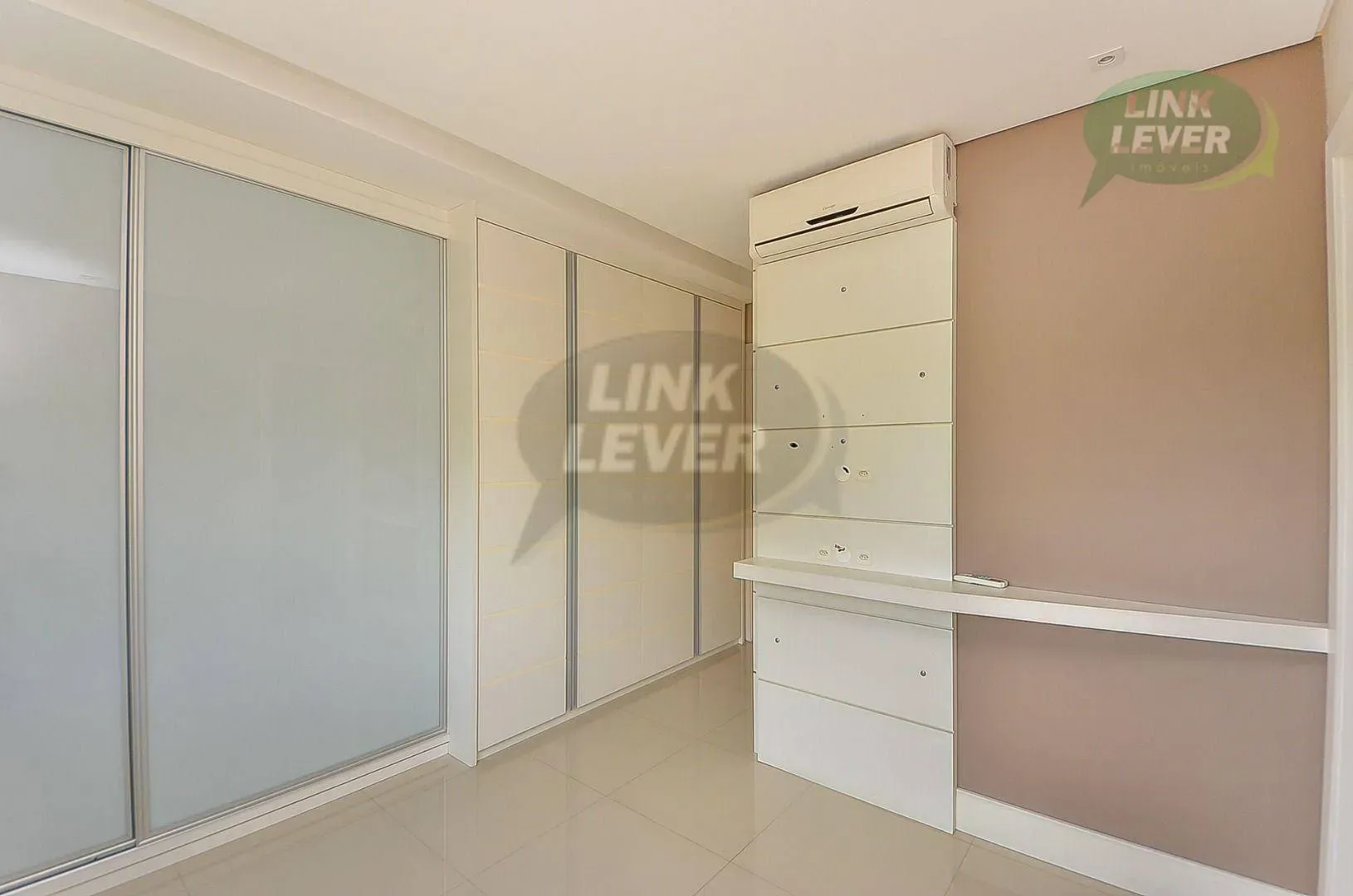 Balcony with a grill in a 3-bedroom apartment, 88 m² — photo 27