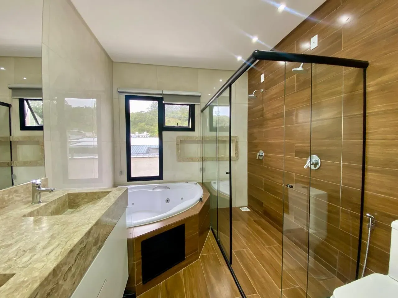 240 m² house with a garden and a bathtub — photo 18