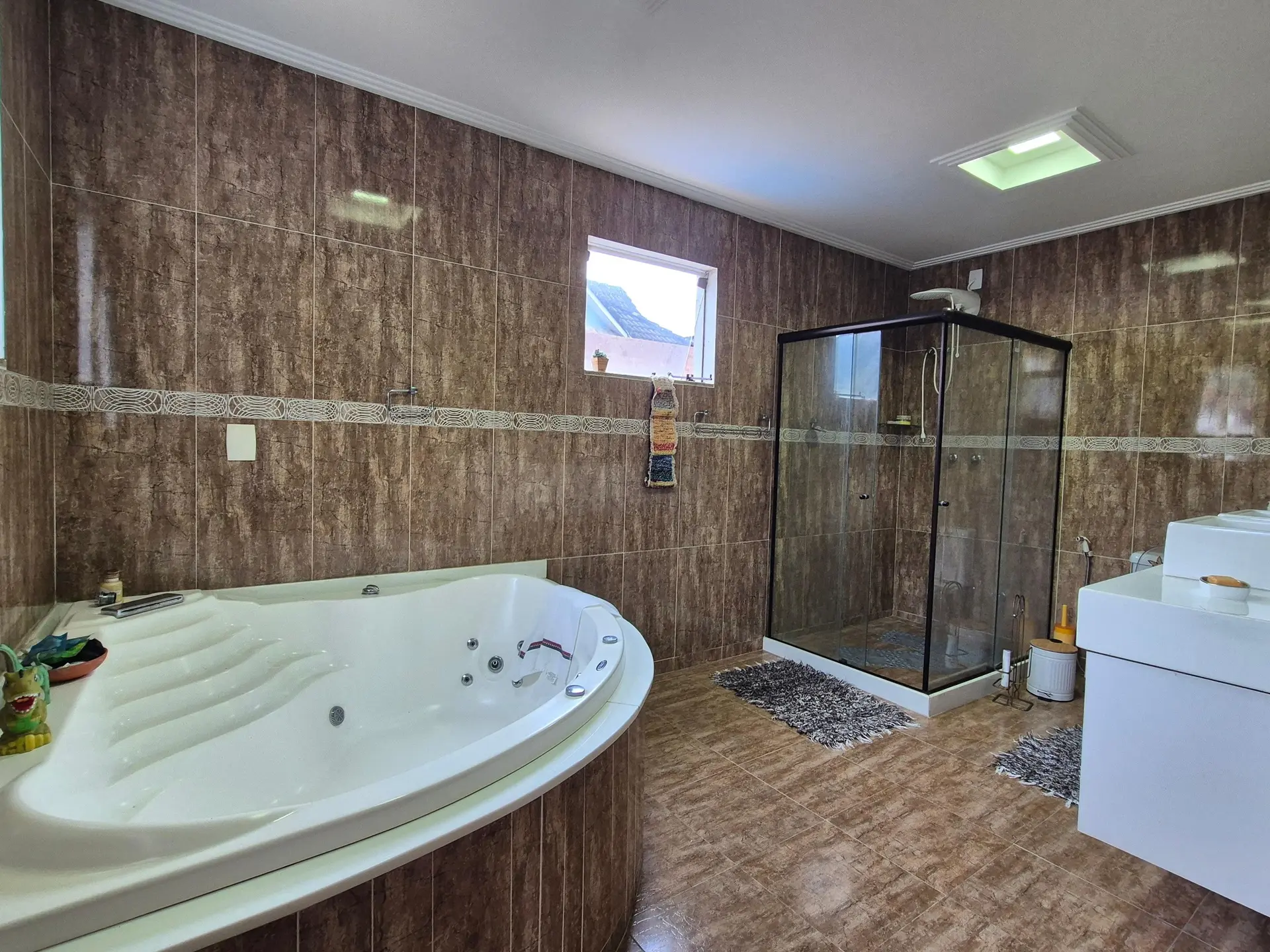 Jacuzzi in a 3-bedroom house, 400 m² — photo 26
