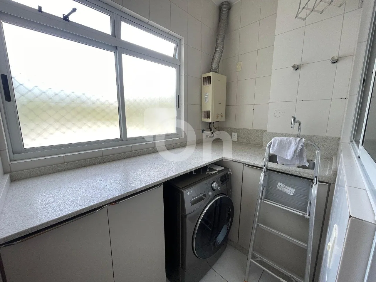 3-bedroom apartment with a washing machine — photo 14