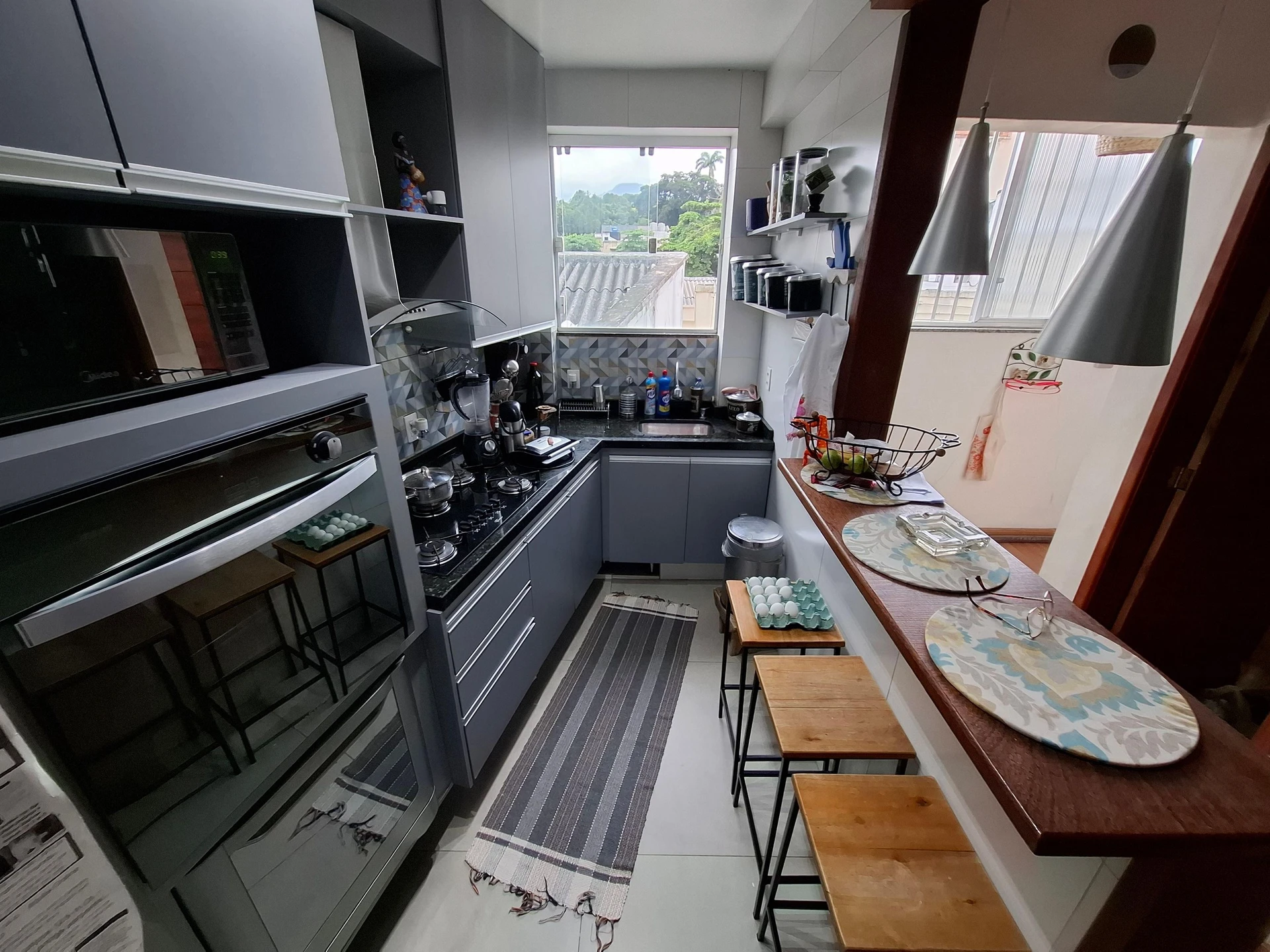 Balcony with a grill in a 2-bedroom apartment, 90 m² — photo 15