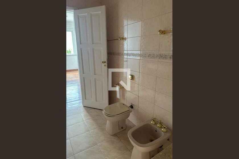 4-bedroom rental apartment with 225 m² and parking — photo 36
