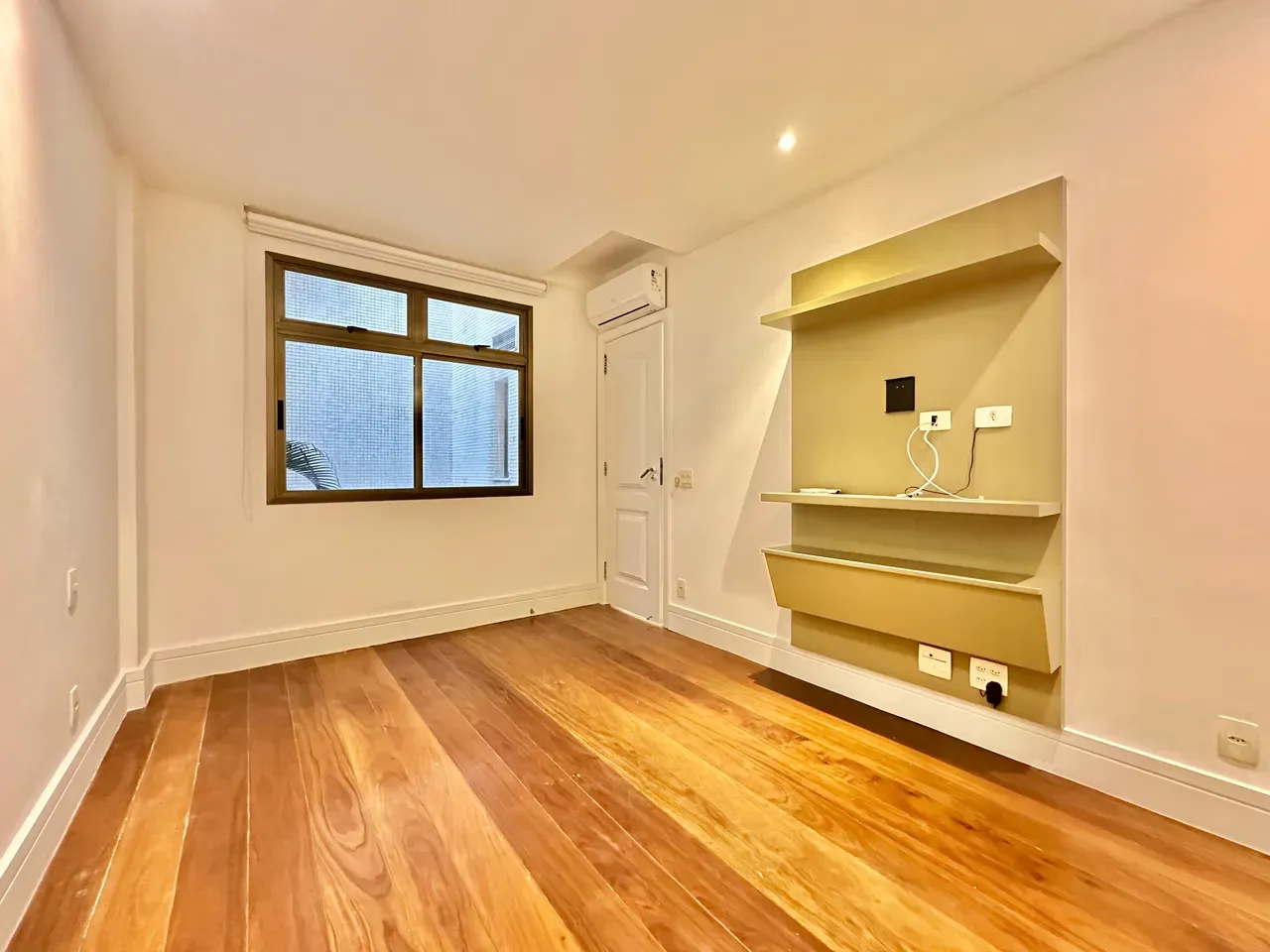 Furnished apartment, 268 m², with a water view — photo 48