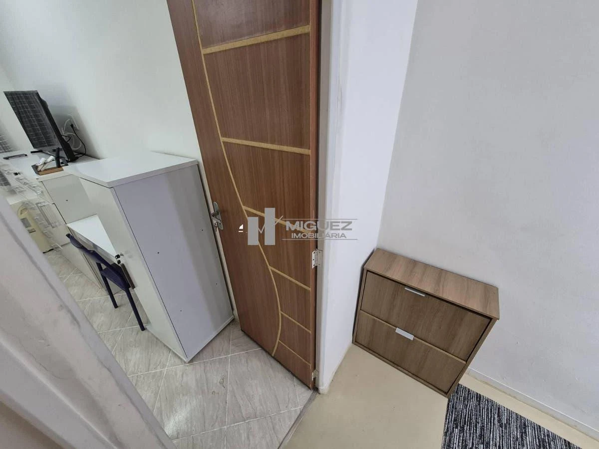 Walk-in closet in a 2-bedroom apartment, 75 m² — photo 12