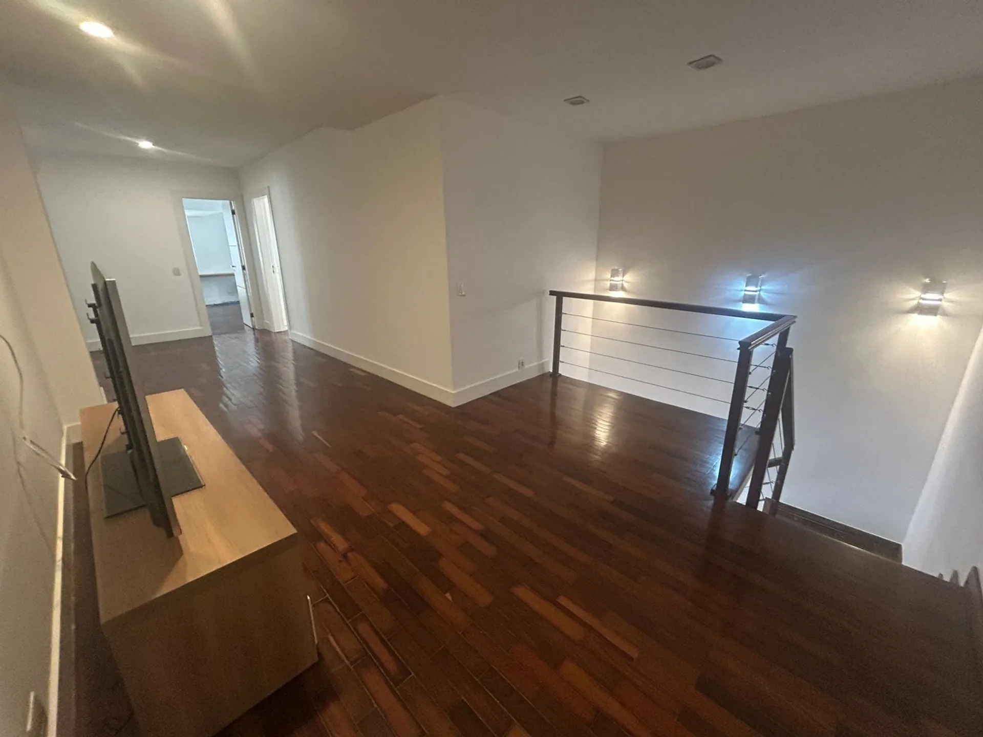 Apartment with 4 bedrooms and an enclosed balcony — photo 31