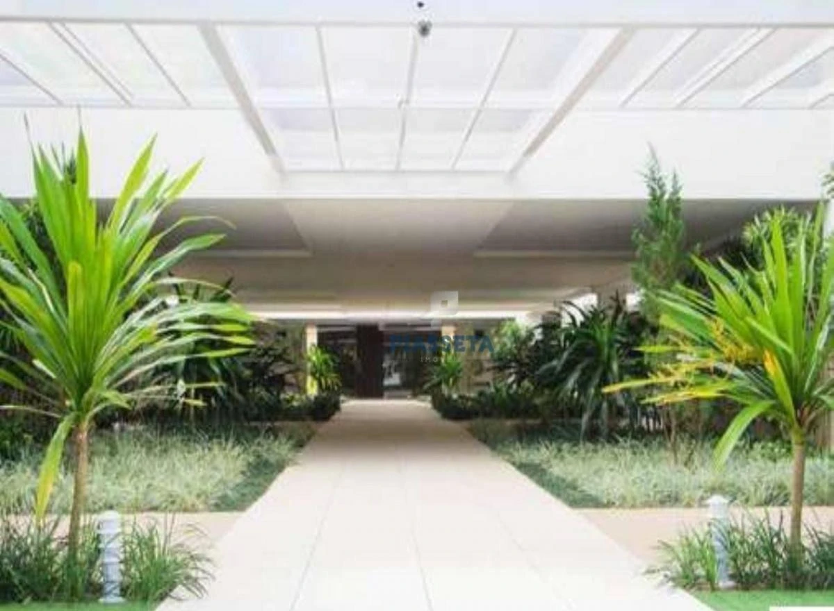 3-bedroom apartment in a building with a pool — photo 17