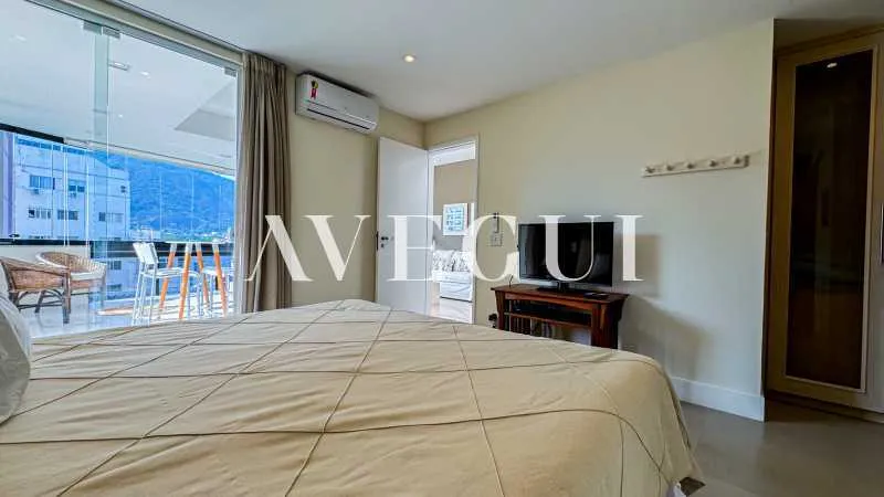 4-bedroom apartment in a building with a pool — photo 17