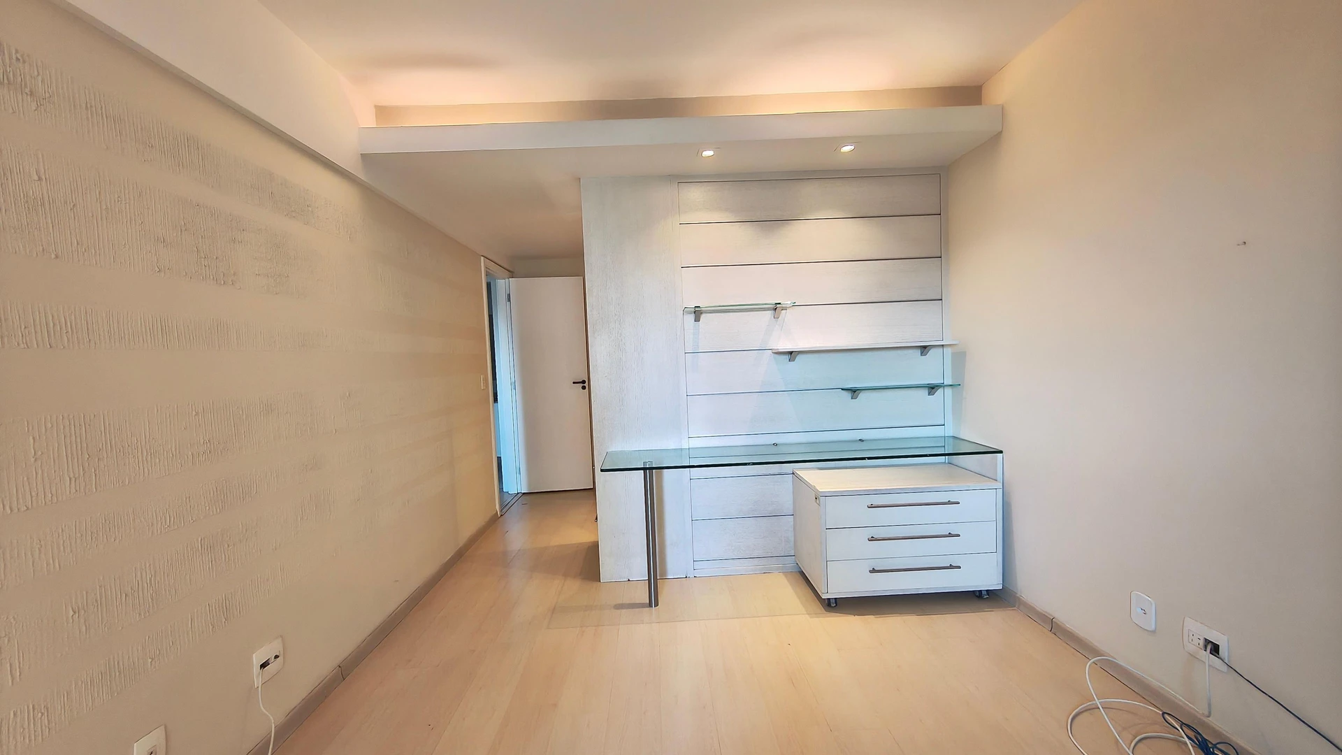 Rent-ready 2-bedroom apartment with balcony — photo 30