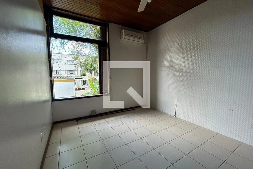 4-bedroom house with a bathtub — photo 18