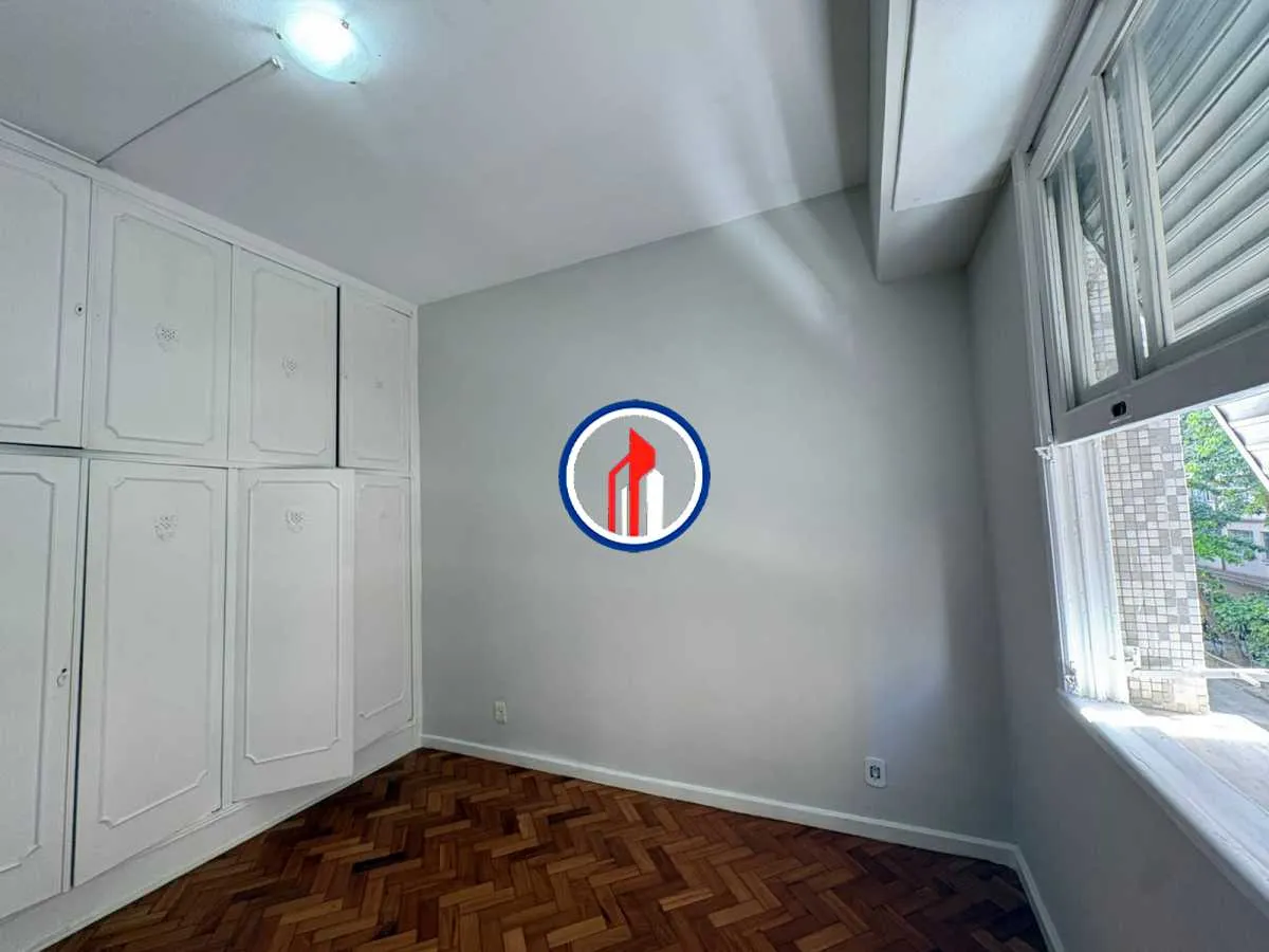 Wood or laminate floors in a 2-bedroom apartment, 72 m² — photo 13
