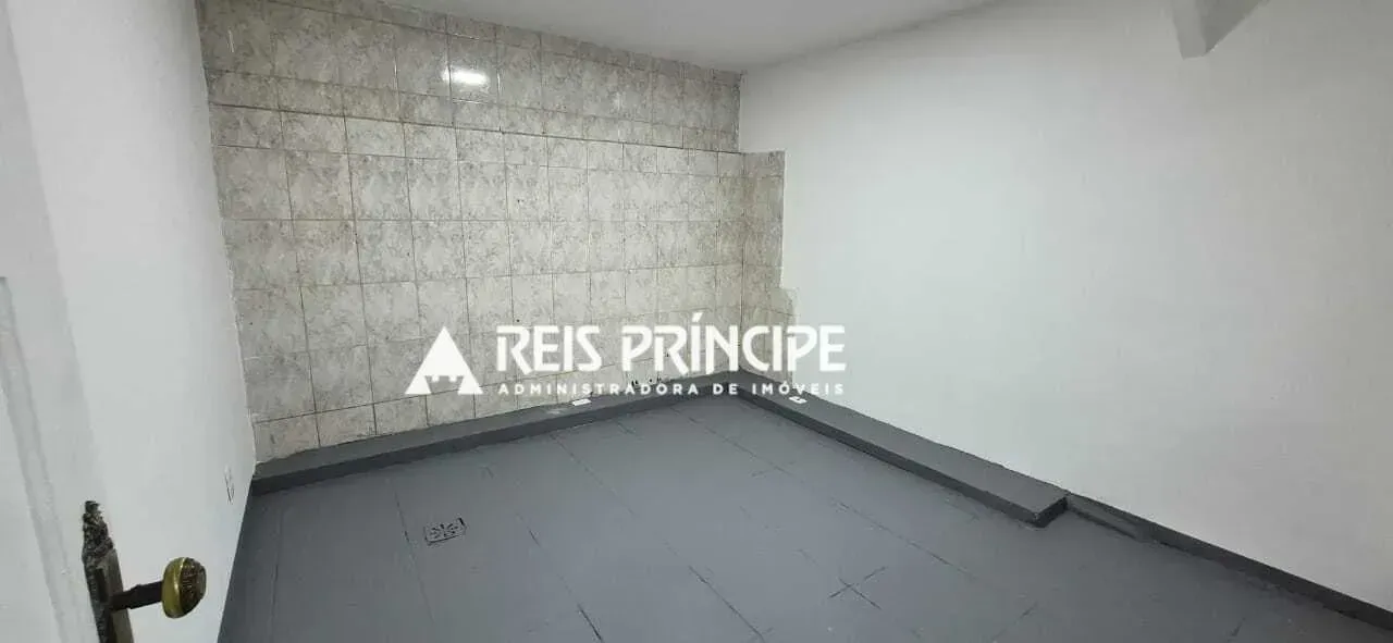 Unfurnished 200 m² house with 5 bedrooms and a balcony — photo 17