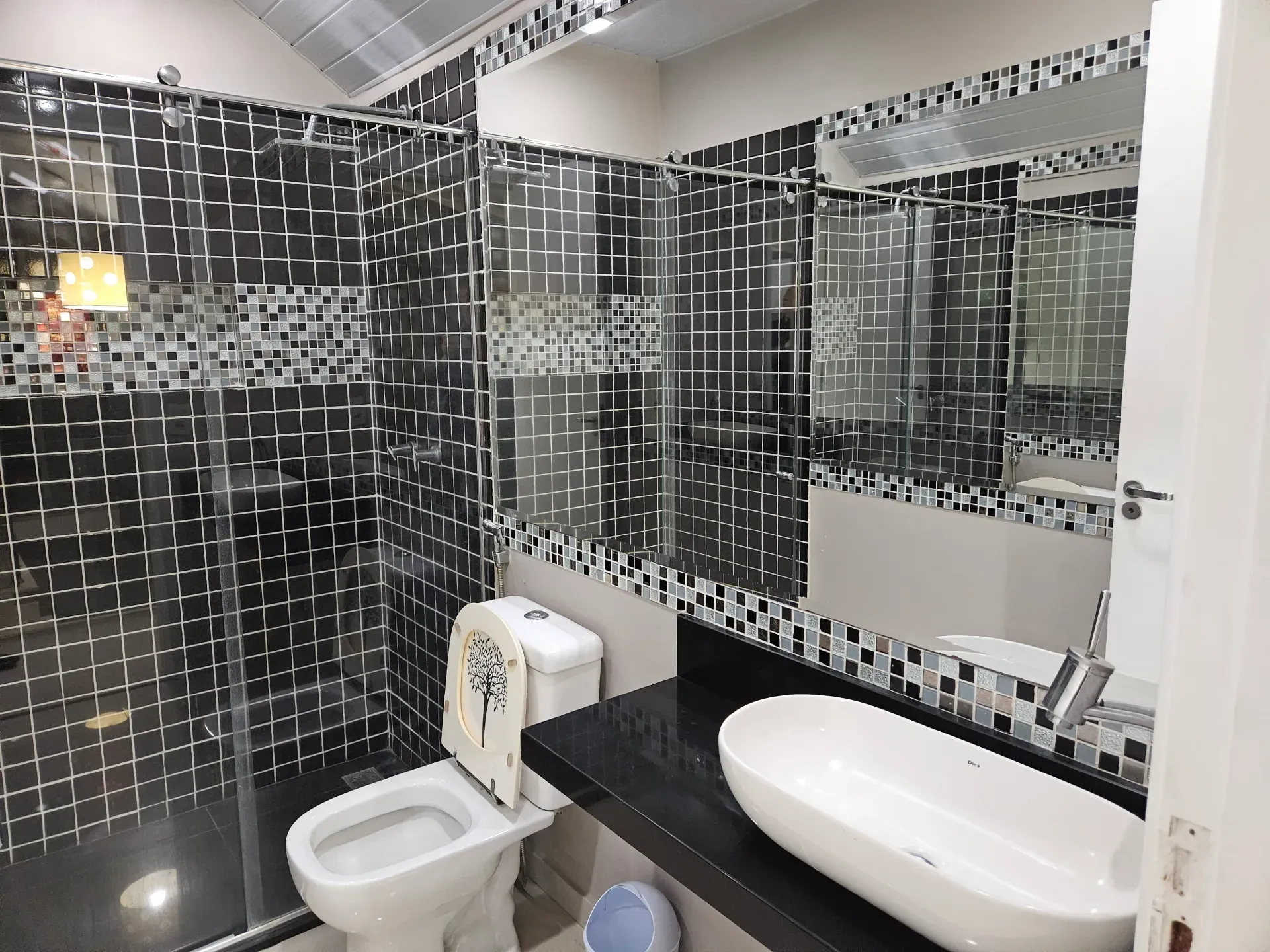 6 quartos e janelas do piso ao teto: casa de 504 m² — photo 18