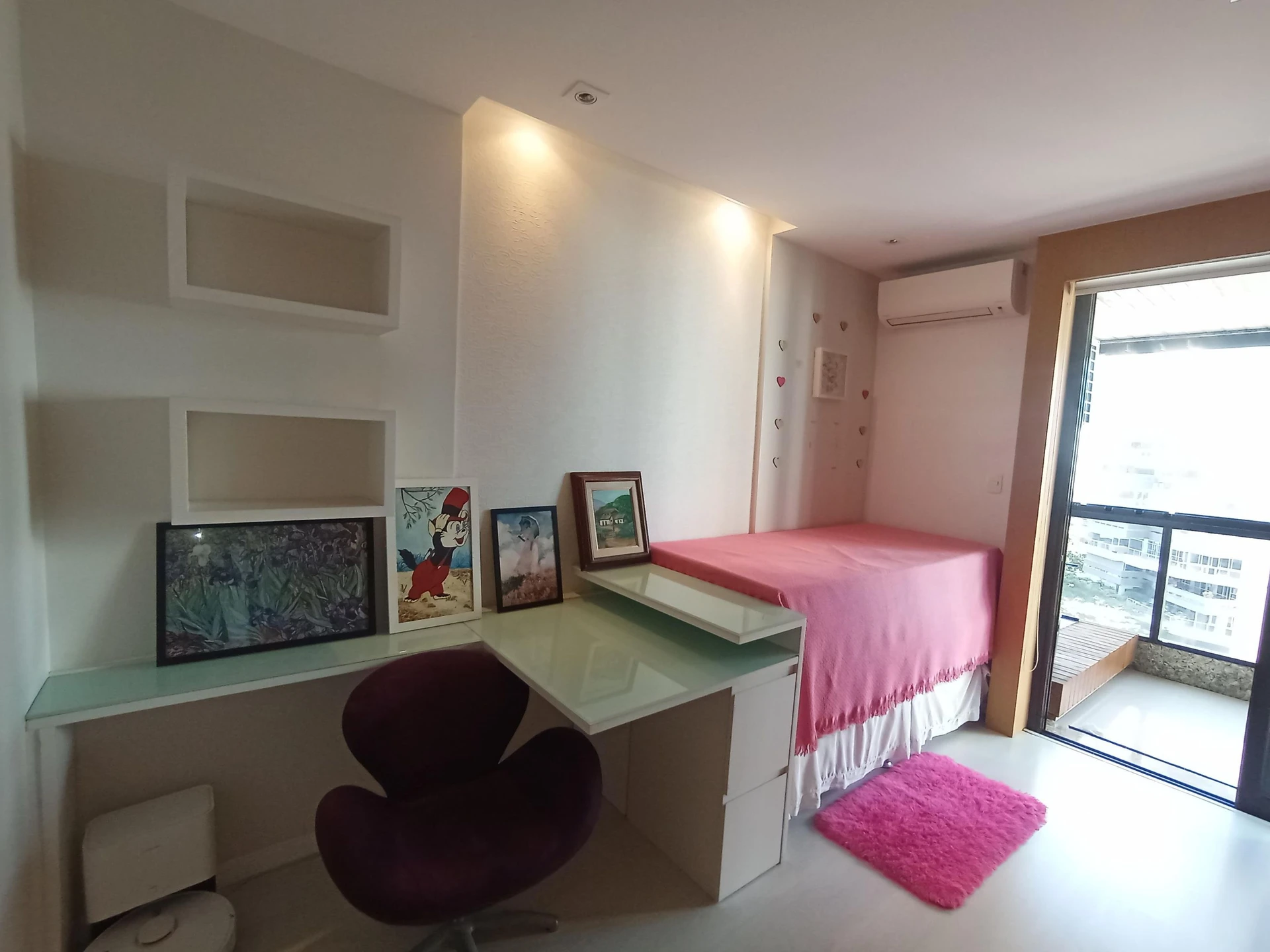 Furnished 3-bedroom apartment with enclosed balcony — photo 24